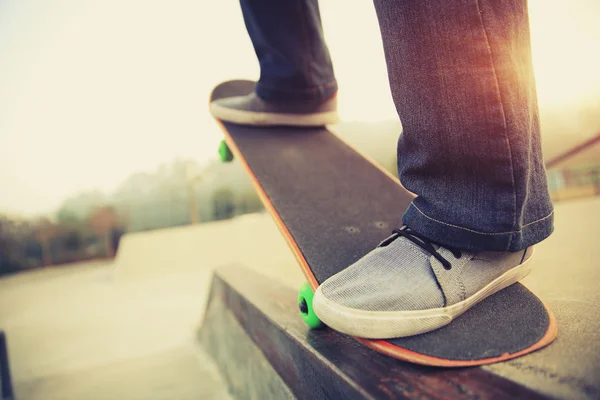 Patas femeninas skateboarding — Foto de Stock