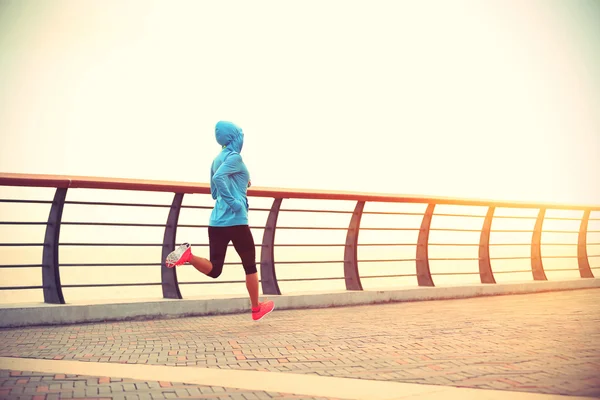Mulher fitness correndo à beira-mar — Fotografia de Stock