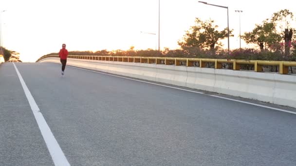 달리는 건강 한 여자 — 비디오