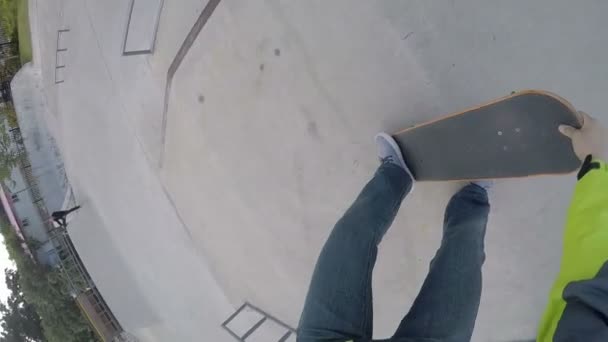 Female skateboarder skateboarding — Stock Video