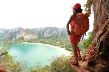 kadın backpacker sahil üzerinde