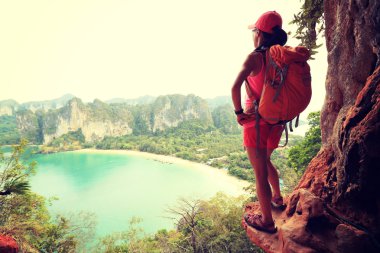 kadın backpacker sahil üzerinde