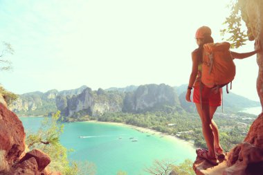 kadın backpacker sahil üzerinde