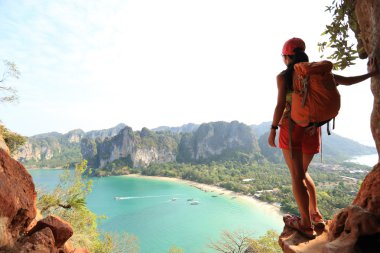 kadın backpacker sahil üzerinde