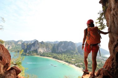 kadın backpacker sahil üzerinde