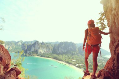 kadın backpacker sahil üzerinde