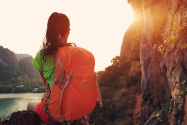 başarılı kadın uzun yürüyüşe çıkan kimse