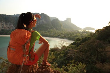 g kadın backpacker sahil üzerinde