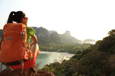 başarılı kadın uzun yürüyüşe çıkan kimse
