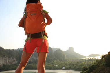 başarılı kadın uzun yürüyüşe çıkan kimse