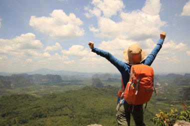 Kolları açık bir kadın yürüyüşçü