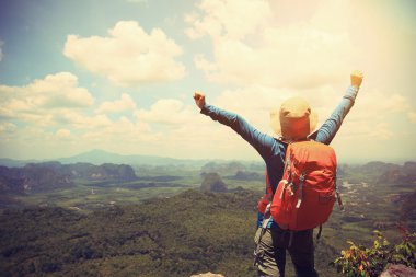 Kolları açık bir kadın yürüyüşçü