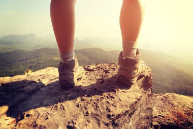 Kadın uzun yürüyüşe çıkan kimse bacaklar