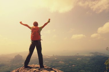 Kolları açık bir kadın yürüyüşçü