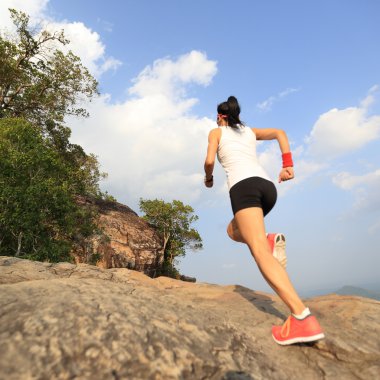 kadın atlet dağ tepe üzerinde