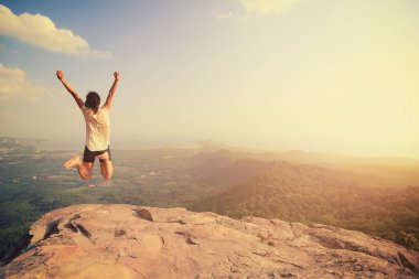 Kadın dağda atlama 