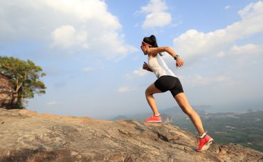 kadın atlet dağ tepe üzerinde