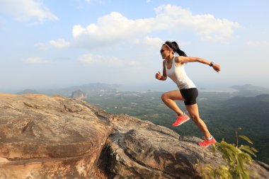 kadın atlet dağ tepe üzerinde