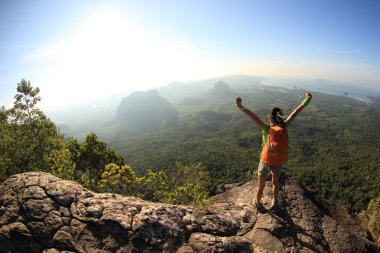 Kolları açık bir kadın yürüyüşçü