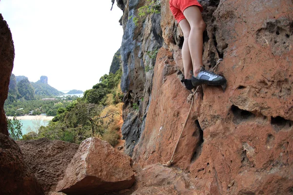 Woman rock climber at rock — Stock Photo, Image