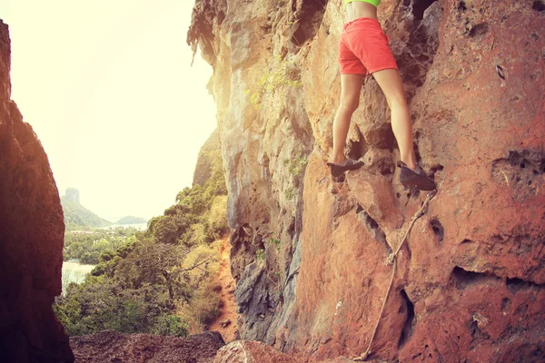 Mulher alpinista na rocha — Fotografia de Stock
