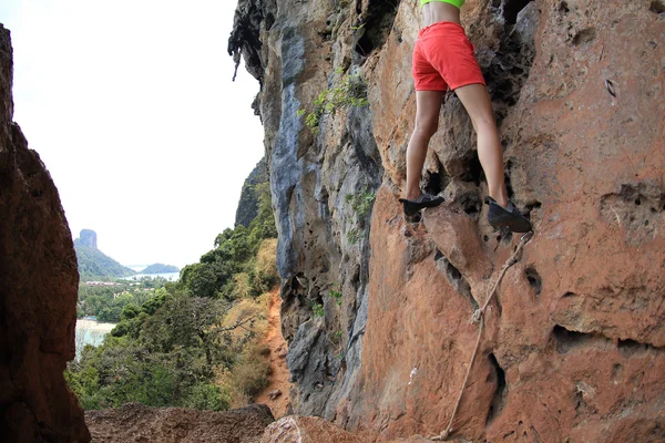Mujer escalador de roca en roca —  Fotos de Stock
