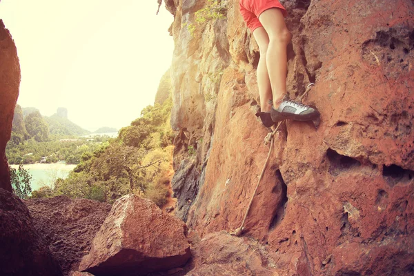 Mujer escalador de roca en roca — Foto de Stock
