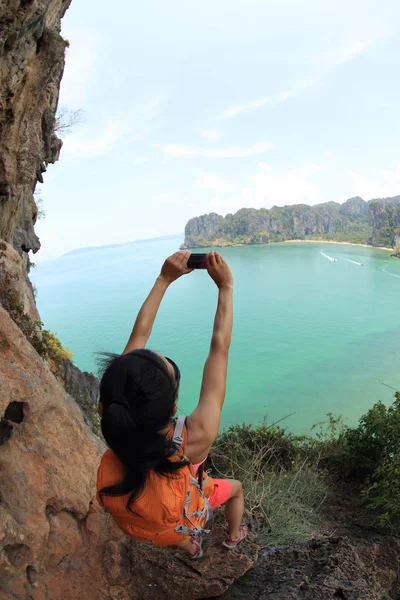 Mujer excursionista usando teléfono inteligente — Foto de Stock