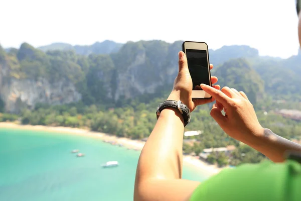 Manos femeninas con smartphone — Foto de Stock