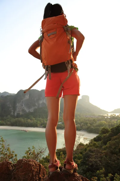 Mujer exitosa excursionista —  Fotos de Stock