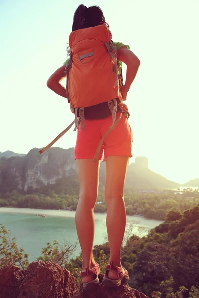 Mujer exitosa excursionista — Foto de Stock