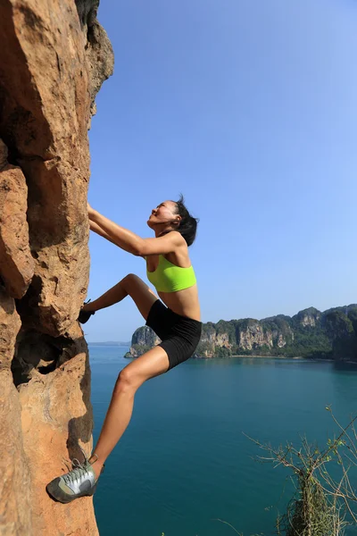 Donna scalatore di roccia a roccia — Foto Stock