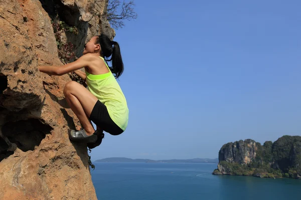 Donna scalatore di roccia a roccia — Foto Stock