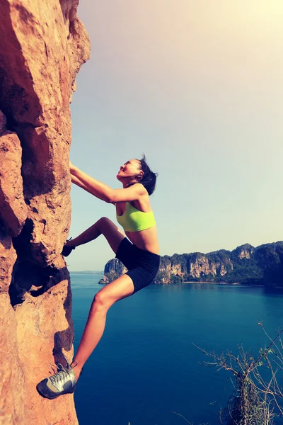 Mujer escalador de roca en roca — Foto de Stock