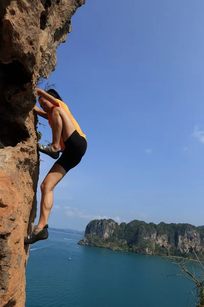 Жінка скелелаз на скелі — стокове фото