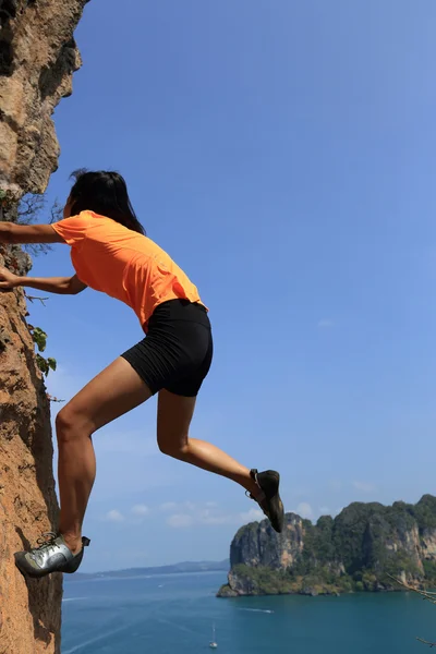 Vrouw rock klimmer rock — Stockfoto