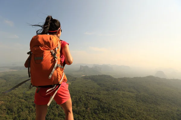 Mujer exitosa excursionista — Foto de Stock