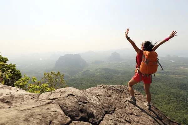 张开双臂的女徒步旅行者 — 图库照片