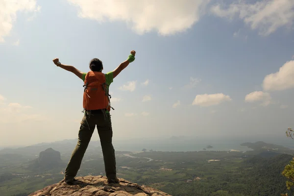 Woman hiker with open arms — Stock Photo, Image