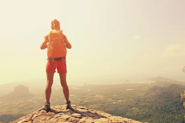 Successful woman hiker — Stock Photo, Image