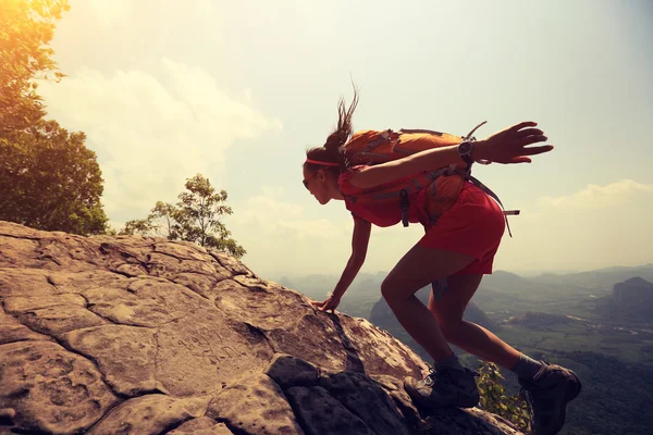 Asian woman climbing on ock — Stock Photo, Image