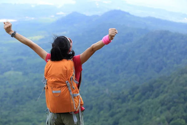 Escursionista donna a braccia aperte — Foto Stock