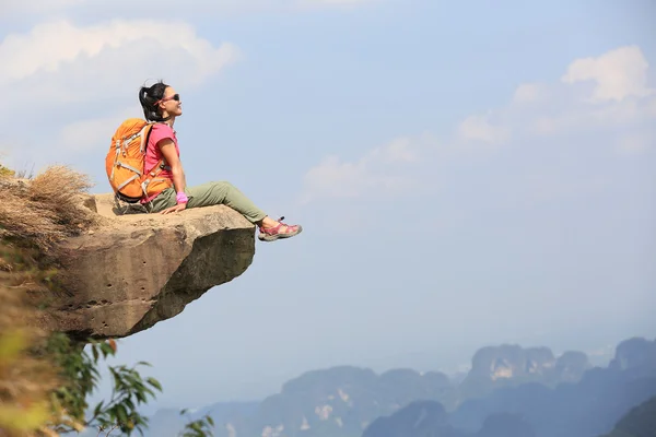 산의 정상에 여자 등산객 — 스톡 사진