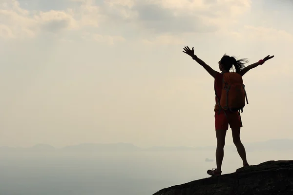 女人张开双臂在山的徒步旅行者 — 图库照片