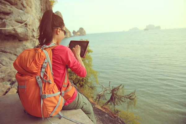 Escursionista donna con tablet digitale — Foto Stock