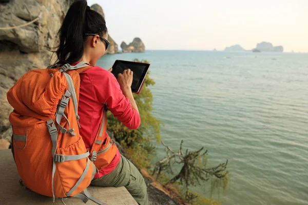 Mujer excursionista usando tableta digital —  Fotos de Stock