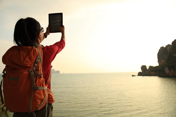 Woman hiker using digital tablet — Stock Photo, Image