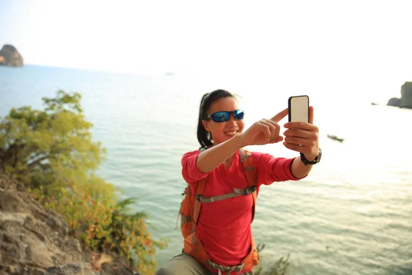 Mujer excursionista usando teléfono inteligente — Foto de Stock