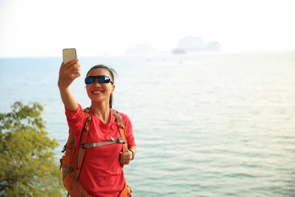 Mujer excursionista usando teléfono inteligente — Foto de Stock