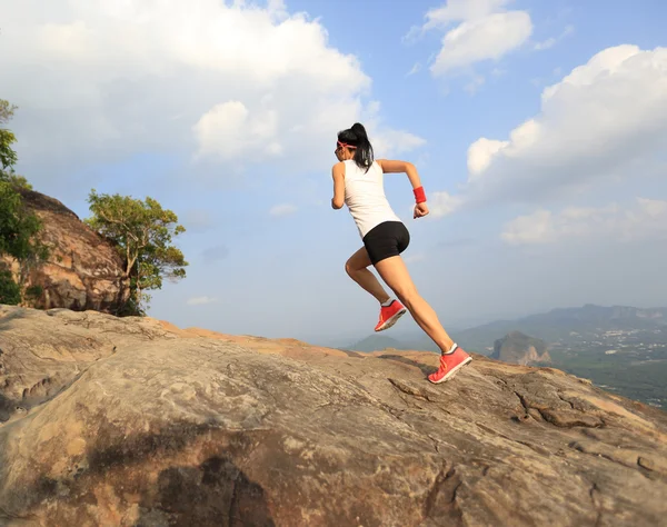 山のピークに女性ランナー — ストック写真